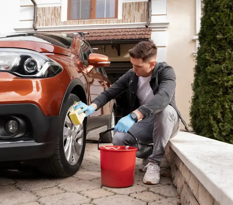 Lavage auto à domicile Rougeou : professionnel intervenant sur un véhicule